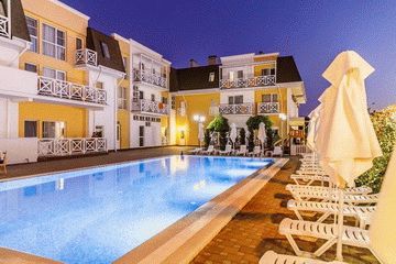 Отель с бассейном в Благовещенской