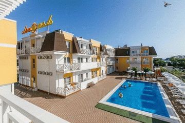 Отель с бассейном