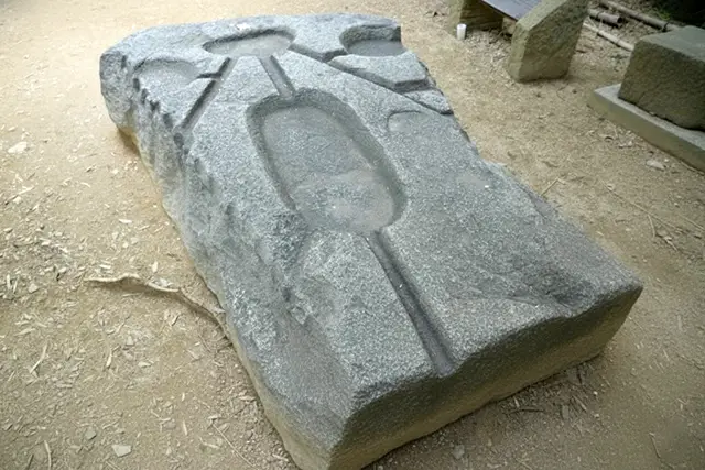 Каменный артефакт древности Каменный артефакт древности