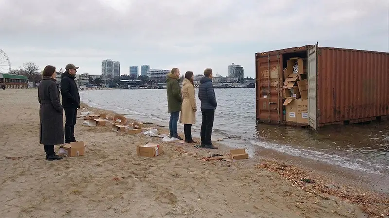 Контейнер с коробками iPhone на пляже в Анапе