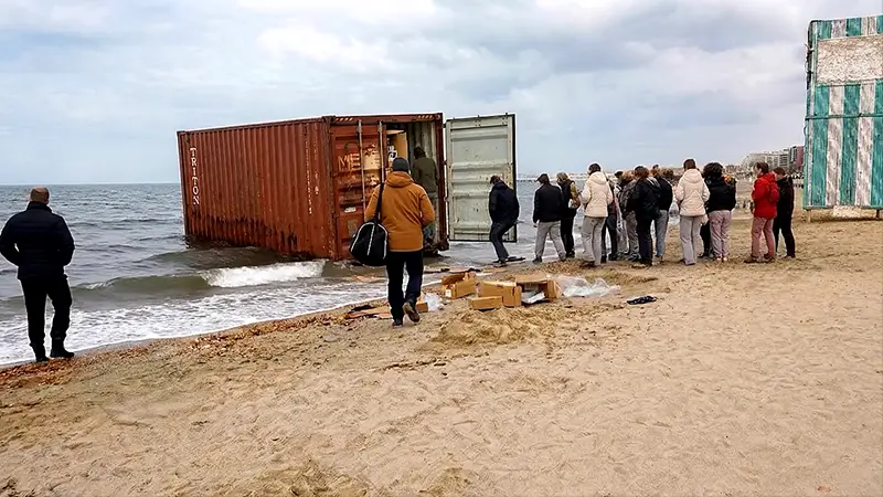В Анапе на пляж выбросило контейнер с айфонами