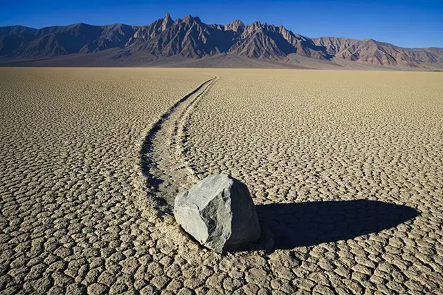 Двигающиеся камни в Долине Смерти Двигающиеся камни в Долине Смерти