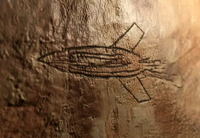 Рисунок ракетного корабля в пещере в Японии Рисунок ракетного корабля в пещере в Японии