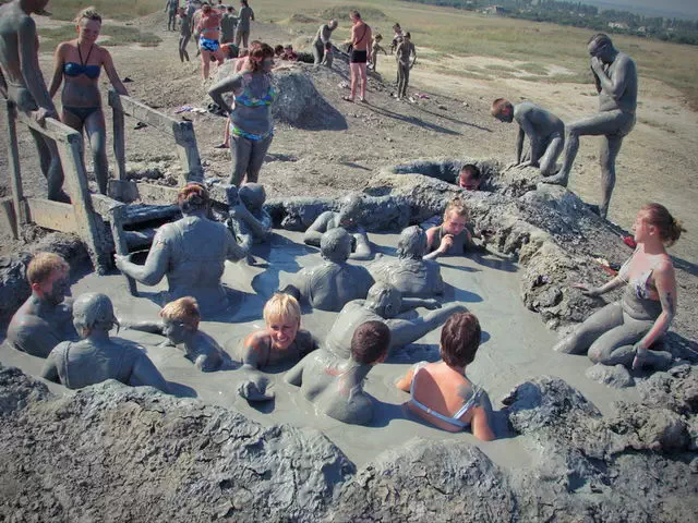 Грязевые ванны в вулкане Шуго