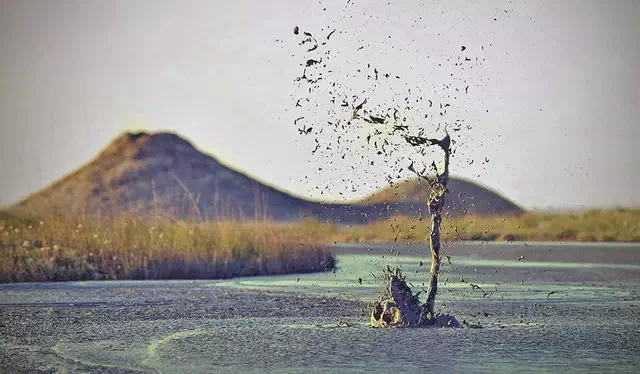 Извержение грязи из вулкана